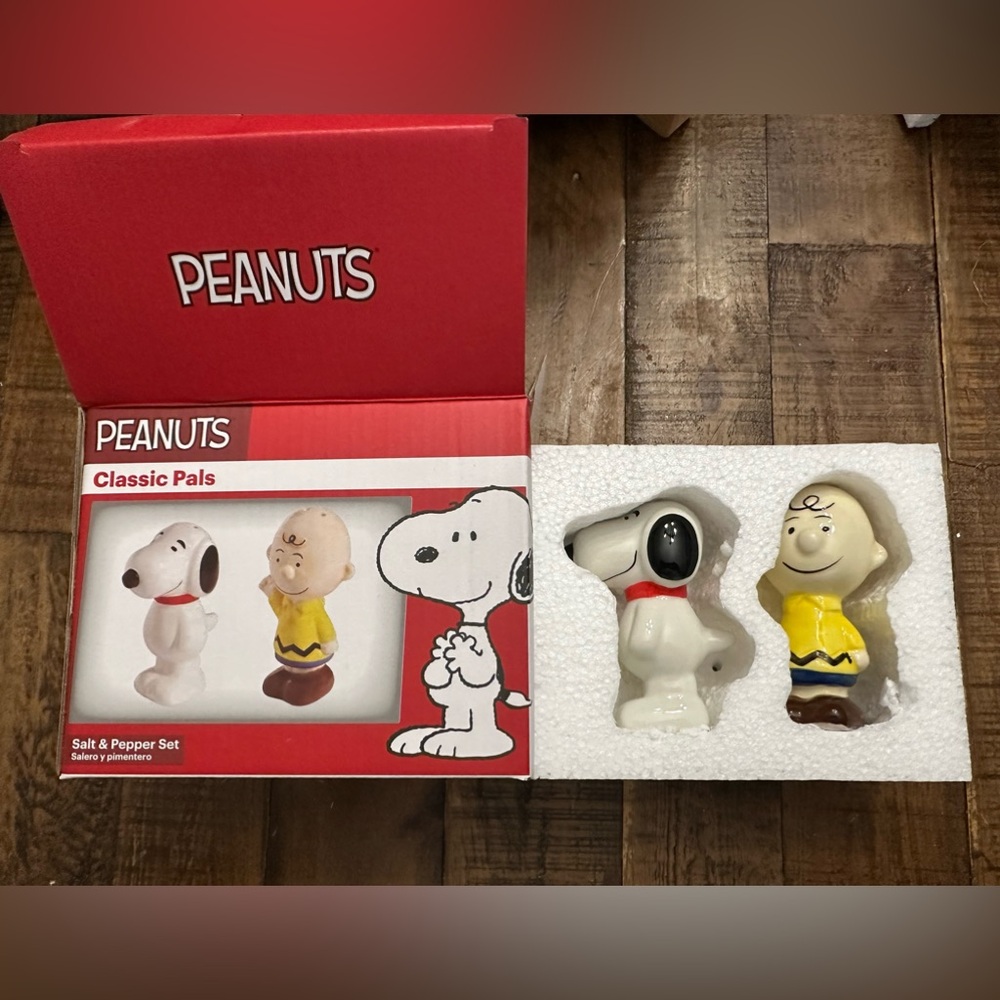 Peanuts Classic Pals Snoopy & Charlie Brown Ceramic Salt & Pepper Set NEW.